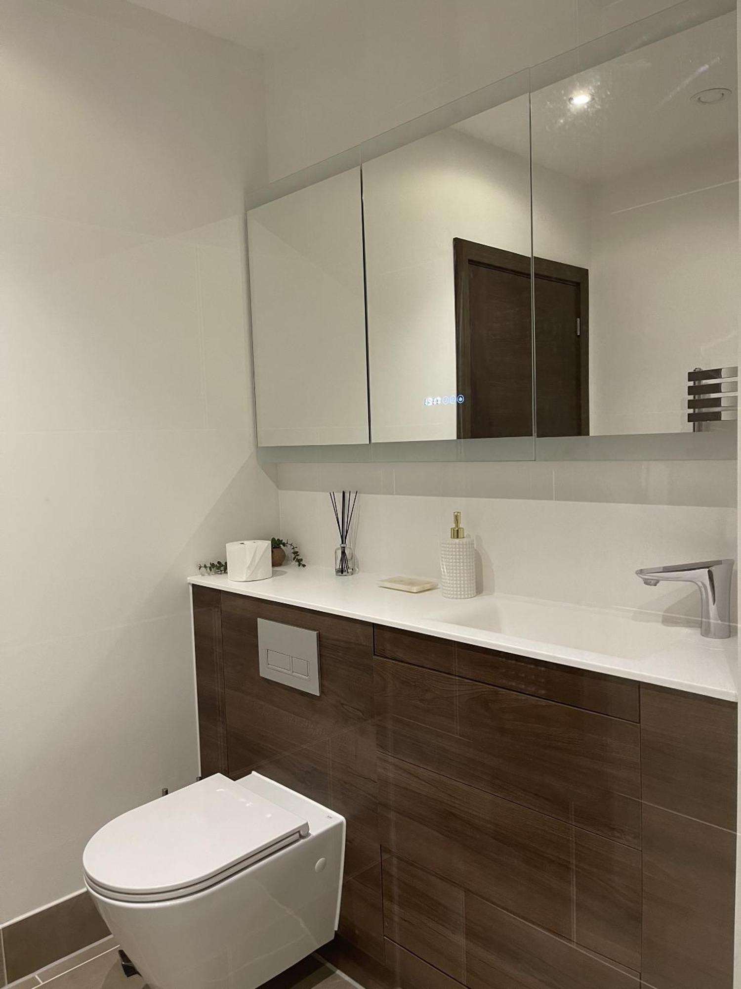 The Godfreys, Edinburgh Way, Apartment